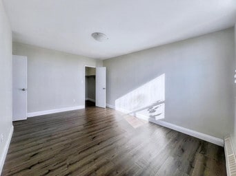 Photo du bâtiment - West Side Village Townhomes & Apartments