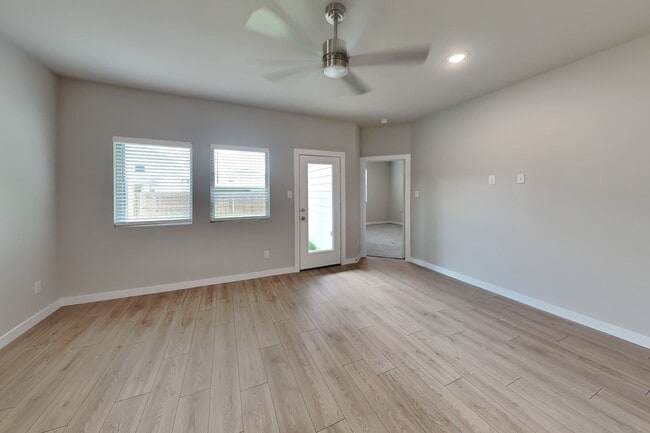 Building Photo - 510 Green Grass Dr