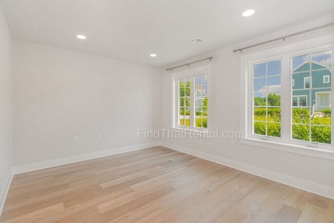 Foto del edificio - Newly Built Home w Large Island in Open Ki...
