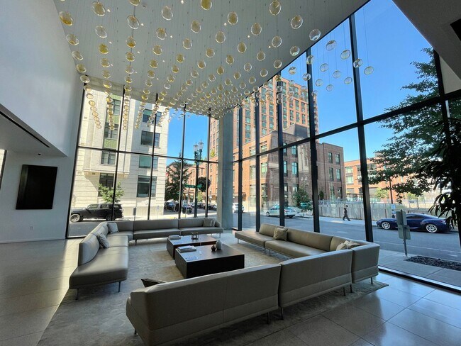 Foto del edificio - Spacious Vista Pearl Condo with Bonus Den, Stunning Views and Fabulous Amenities