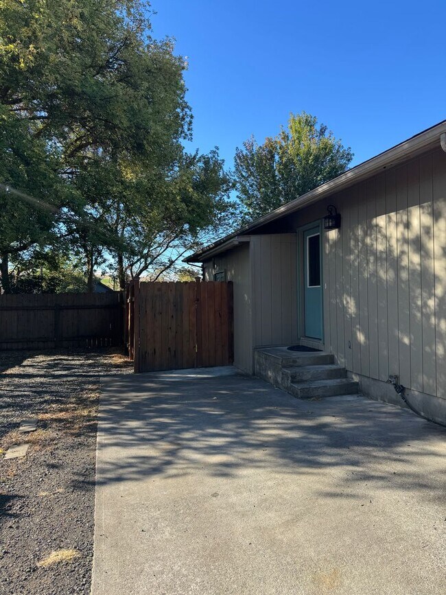 Building Photo - Large 4 Bedroom Home - Dufur Oregon