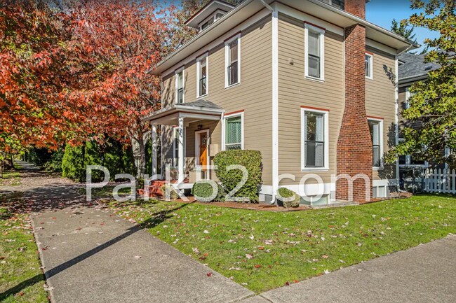 Foto del edificio - 1 Bedroom Unit in Tacoma Tri-Plex With Washer & Dryer!