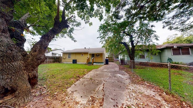 Building Photo - 3441 Mt Pleasant St