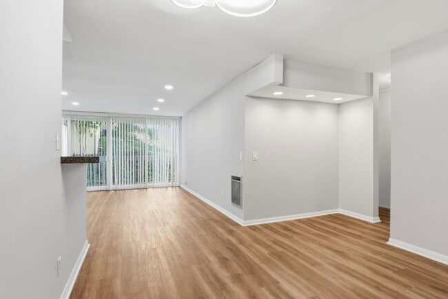 Building Photo - 6542 Ocean Crest Dr