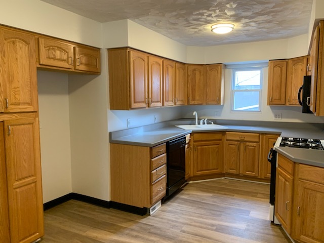 Kitchen - 341 Whittier Dr