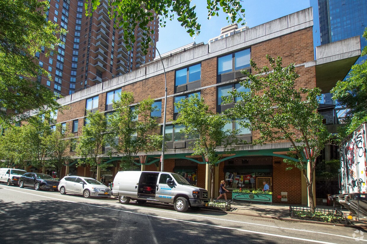 410 - 412 W 43rd St - 410-412 W 43rd St
