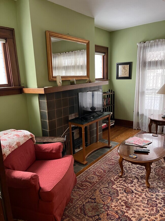 Building Photo - 719 W 2nd St