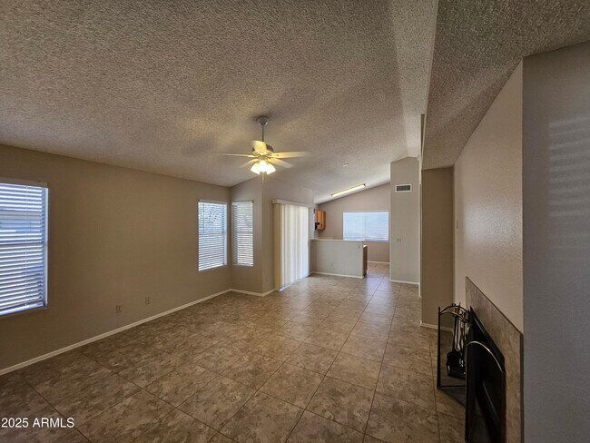 Foto del edificio - 3040 E Bluefield Ave