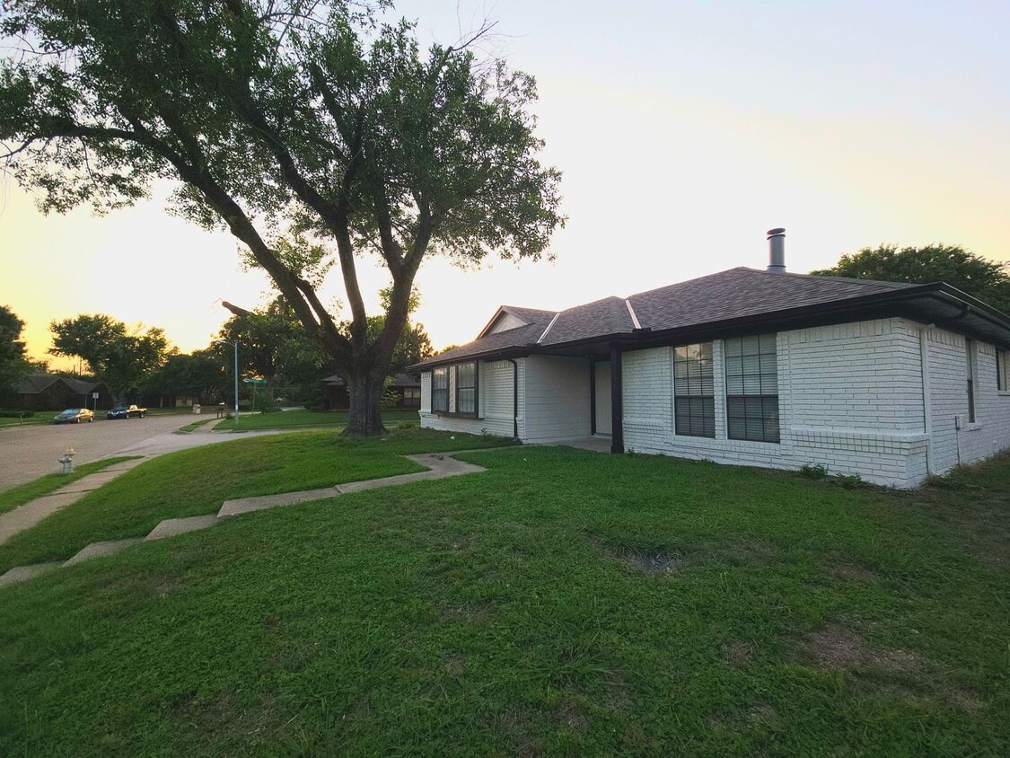 Primary Photo - Allen | 3 Bed 2 Bath | Single Family Home ...