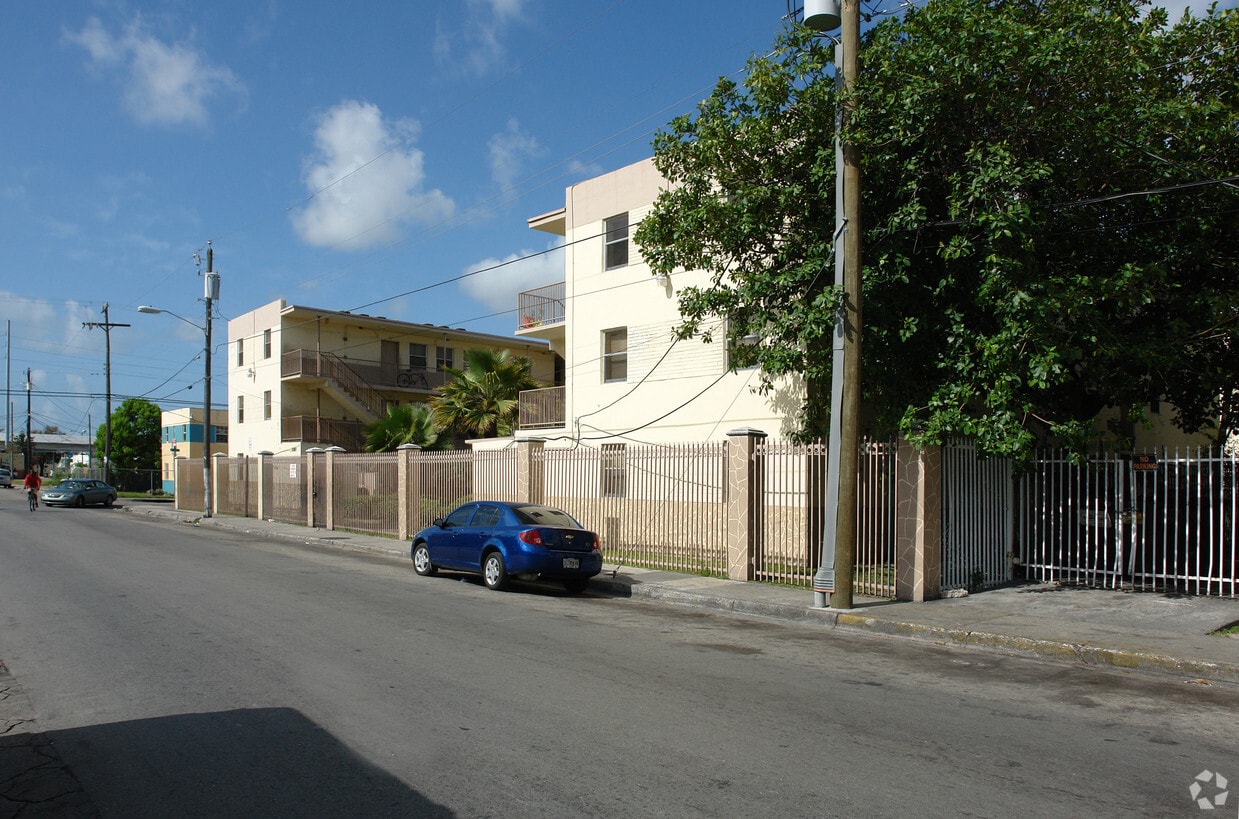 Building Photo - 1212 NW 1 Pl