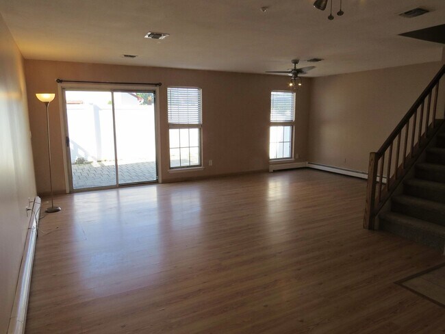 Foto del edificio - Spacious 3 Bedroom Townhome