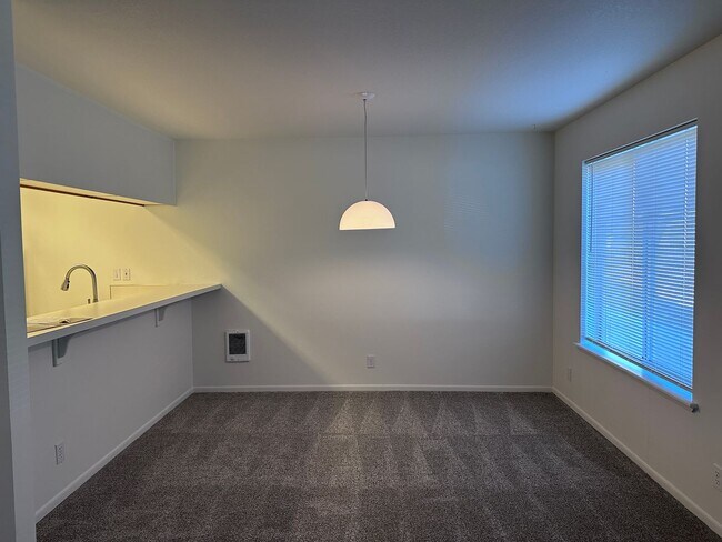 Foto del edificio - NE Bend Rental Near St. Charles Hospital | 2 Bed, 1 Bath | Off-Street Parking | 97701