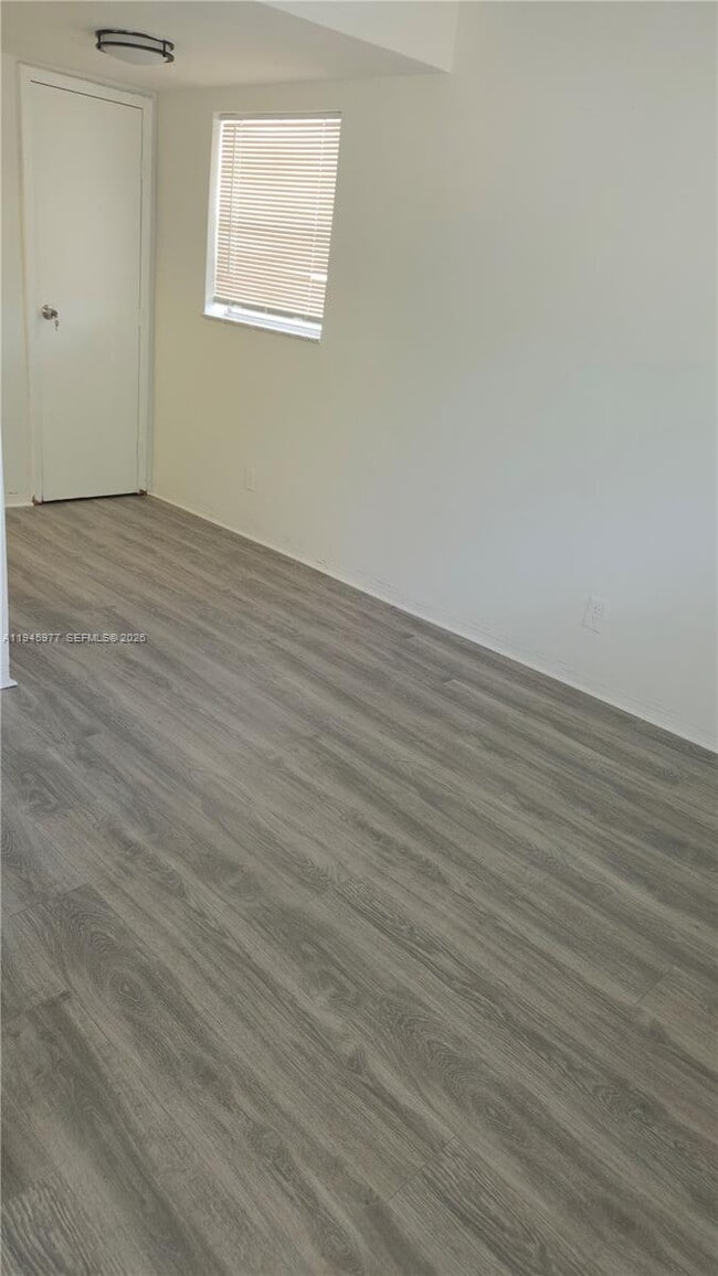 Foto del edificio - 502-504 Phippen Waiters Rd