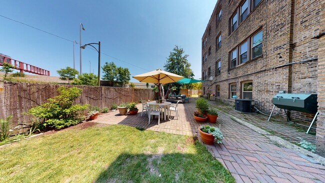 Foto del edificio - 3057 N Troy St