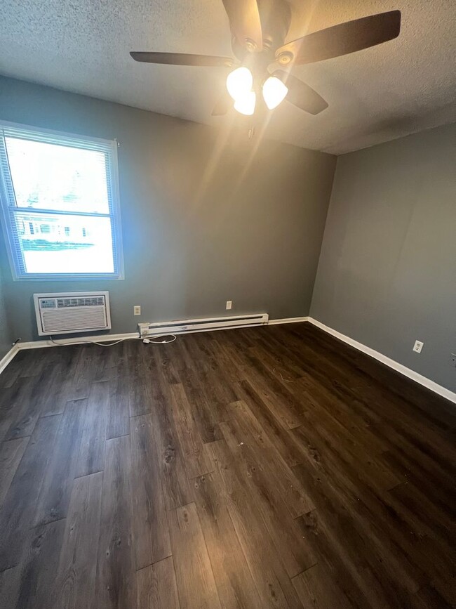Building Photo - 1, 2 and 3 bedroom units available!
