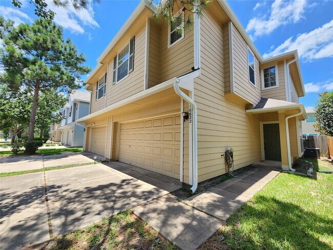 Building Photo - 16622 Newglen Ln