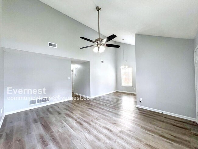 Foto del edificio - 5883 Garden Walk W