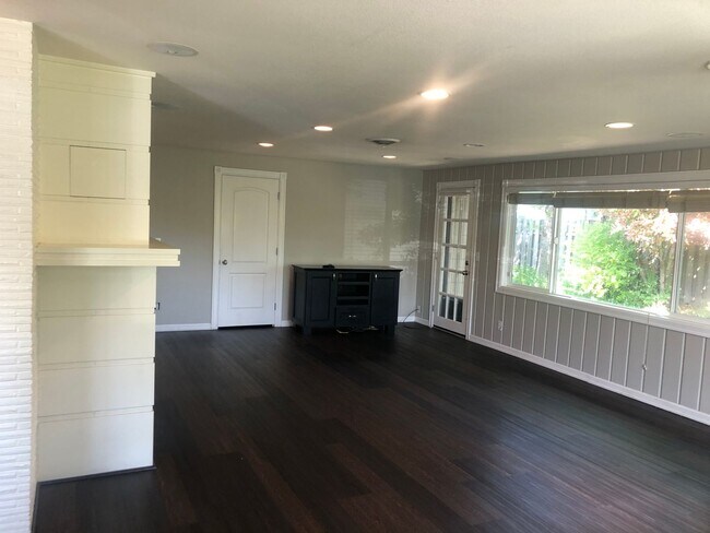 Foto del edificio - Darling 3 bedroom bungalow in Ferry St Bridge neighborhood!