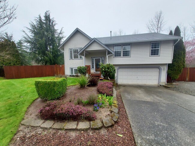 Building Photo - 4 bedroom 2.75 bath, Huge Fenced Yard with Landscaping Included!!