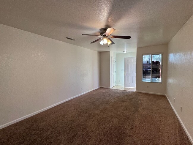 Building Photo - 3 Bed, 2 Bath Duplex in Quail Lakes Aea