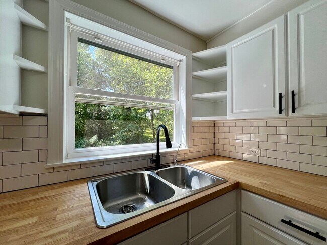 Building Photo - Nicely Updated, Pet-Friendly Fry's Spring Duplex