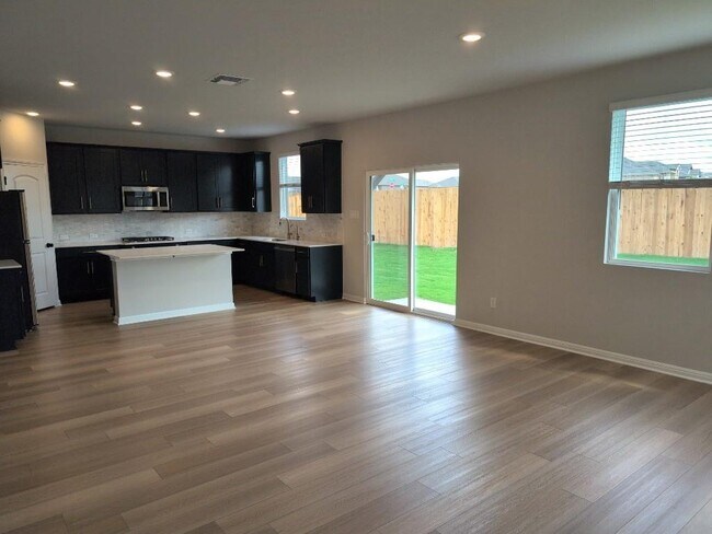 Building Photo - 905 Palo Brea Lp