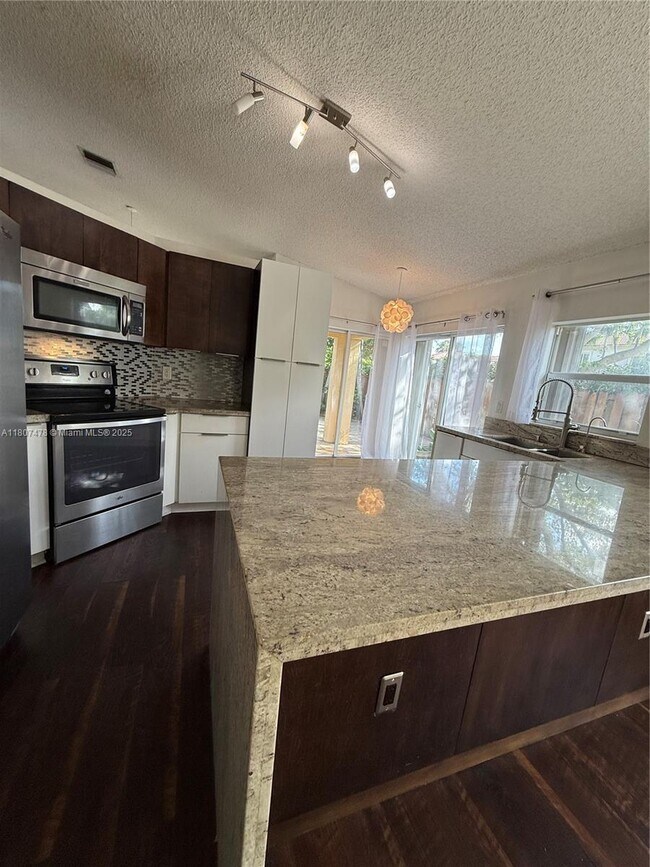 Foto del edificio - 5858 NW 113th Pl