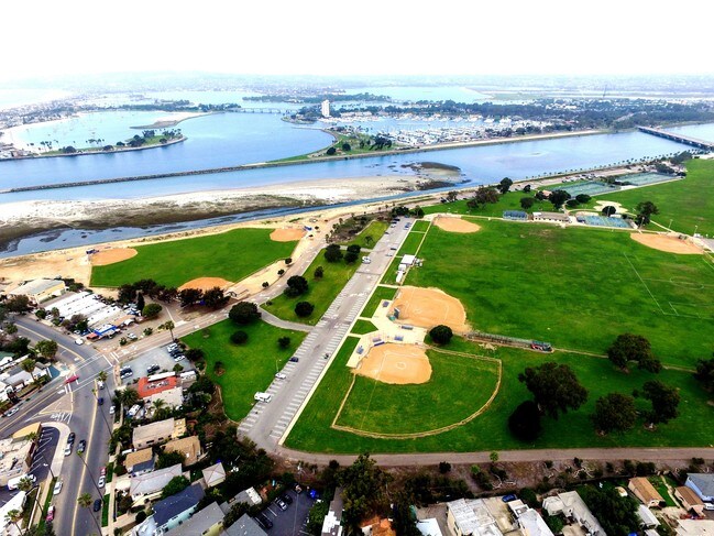 Foto del edificio - 4930 W Point Loma Blvd