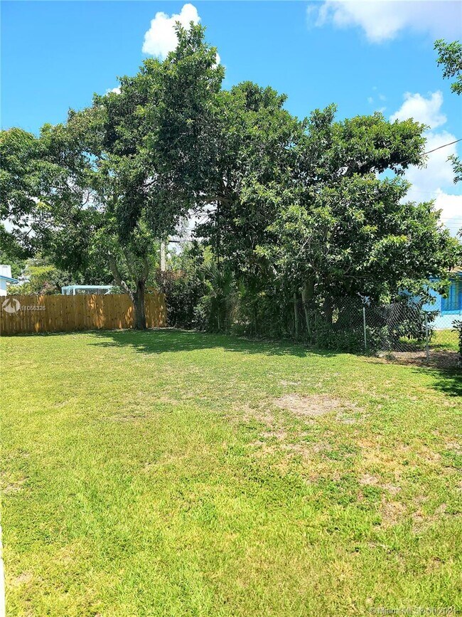 Building Photo - 1637 W Breezy Ln