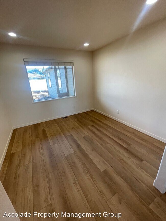 Building Photo - 3 br, 3 bath House - 2660 Tozer Road
