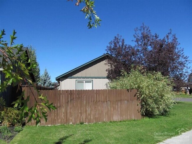 Foto del edificio - 62593 Hawkview Road