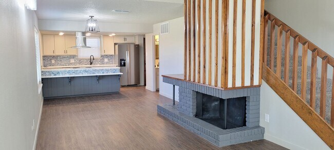 Building Photo - COLONIAL PARK LUXURY CONDO TOTAL UPDATED