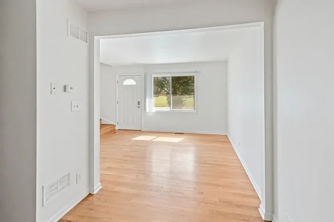 Building Photo - BEAUTIFUL LARGE 1 BED/1 BATH TOWNHOUSE RENTAL W/IN-UNIT LAUNDRY AND PARKING.....MUST SEE!!