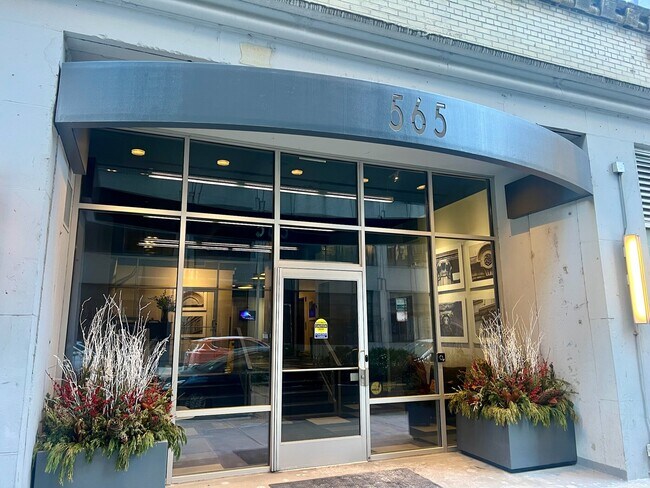 Foto del edificio - 565 W Quincy St