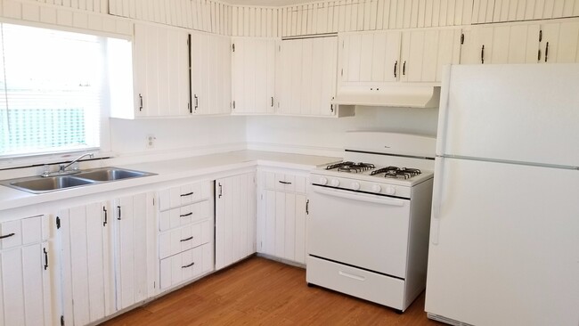Building Photo - ADORABLE HOME ON LARGE LOT