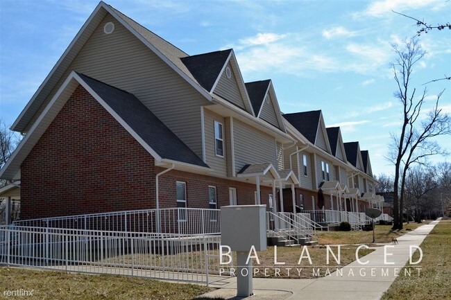 Building Photo - 3 br, 1.5 bath Townhome - 1178 SW Buchanan St