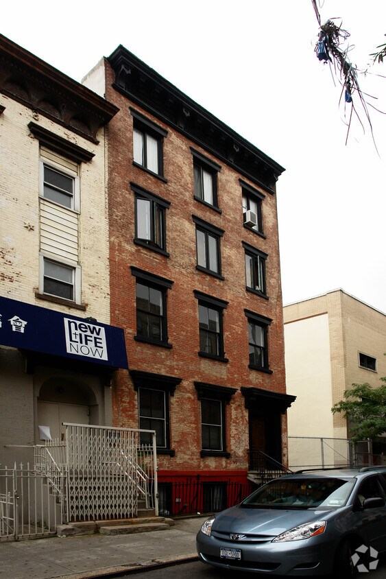 Primary Photo - 134 Henry St