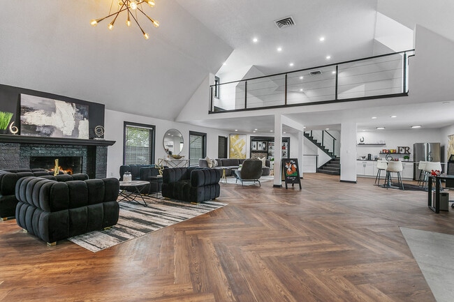 Ambiente acogedor de club - Fox Run Apartments