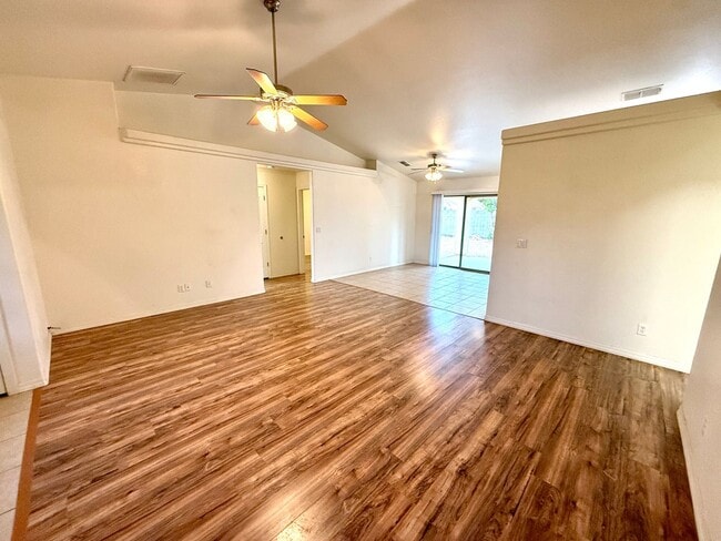 Foto del edificio - Available Now- Great 3 Bedroom Home in the Ranch at Long Mountain subdivision with Solar!