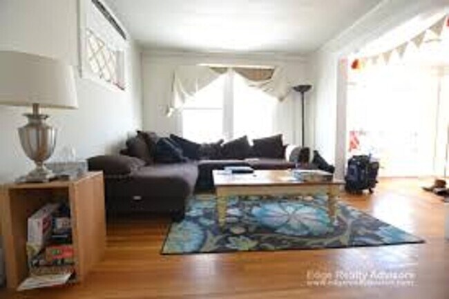 Building Photo - No Brokers Fee, New Kitchen, In-Unit Washer and Dryer