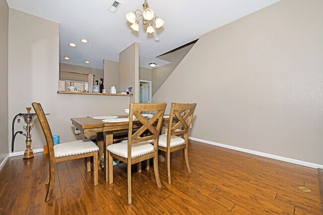 Foto del edificio - 2-Story Townhome - Excellent Condition