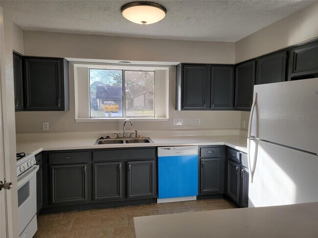 Foto del edificio - 16910 Rolling Acres Dr