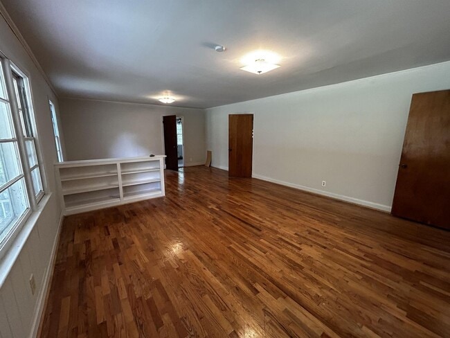 Building Photo - 1233 Crenshaw St