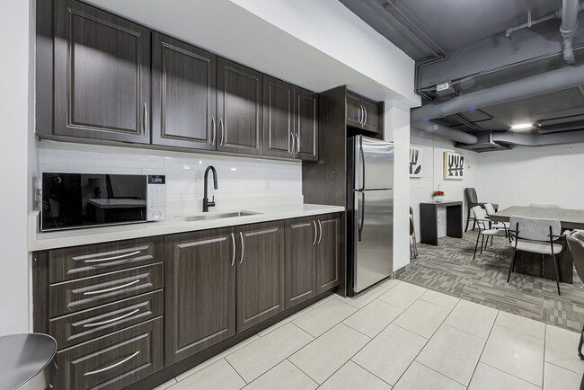 Photo du bâtiment - Lord Dufferin Apartments