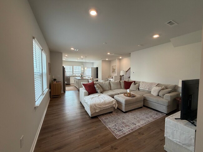 Foto del edificio - 811 Falls Grove Trl