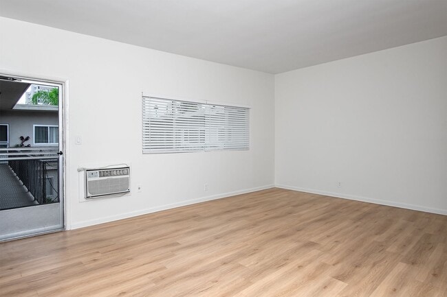 Interior Photo - lou600