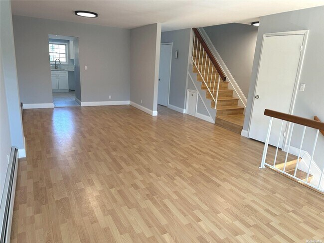 Building Photo - 120-19 Cove Ct