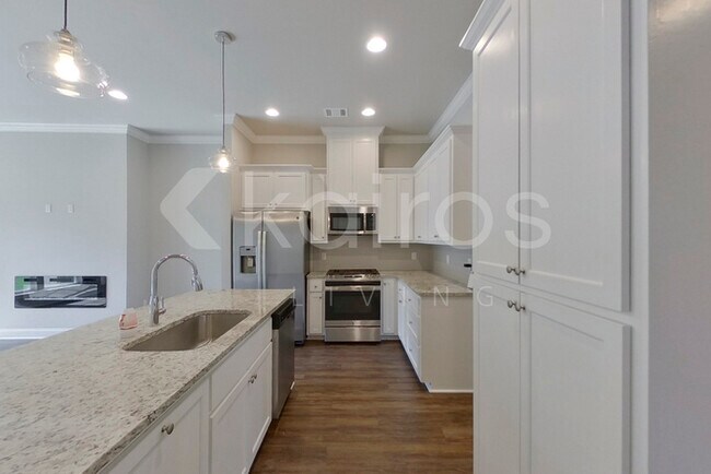 Building Photo - 6405 Roux Dr