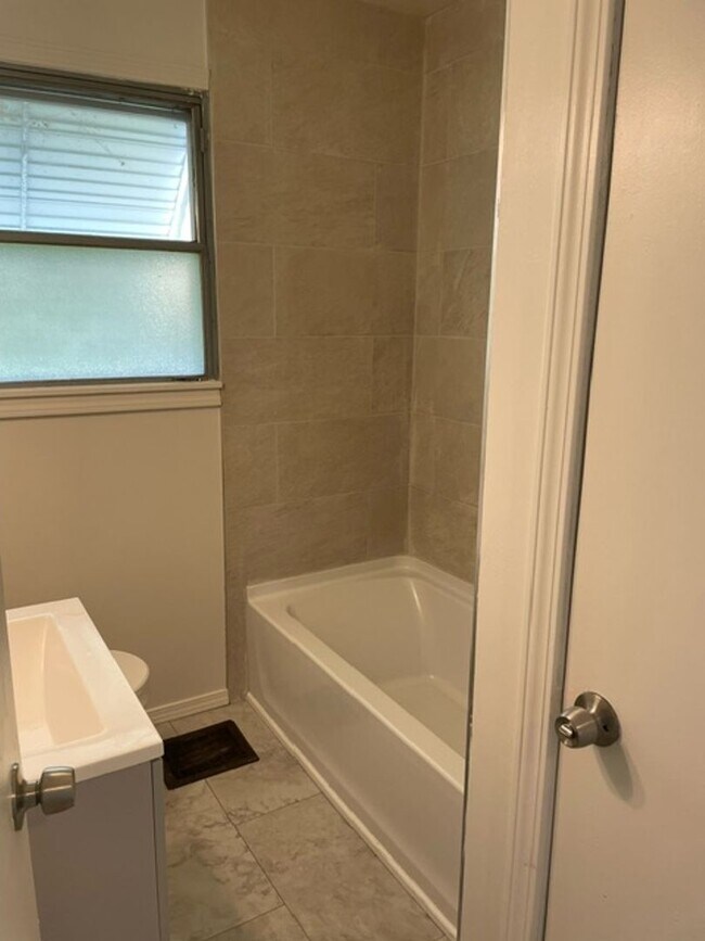 Foto del edificio - Charming 2-Bedroom Home in Prime Milwaukee...