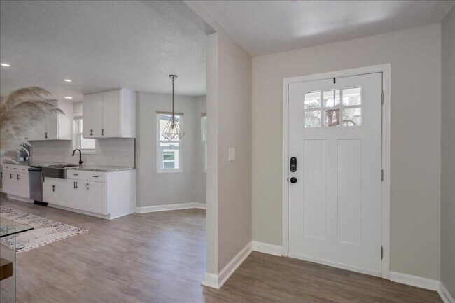 Building Photo - Beautiful Brick Ranch!
